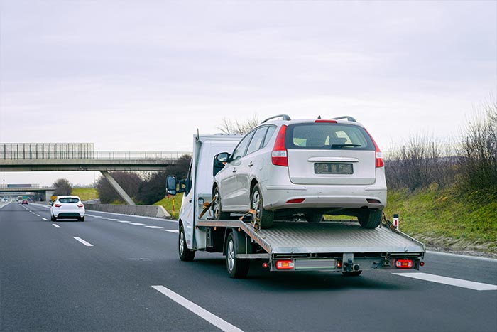 homem dirigindo caminhão na estrada