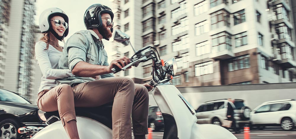 homem dirigindo caminhão na estrada